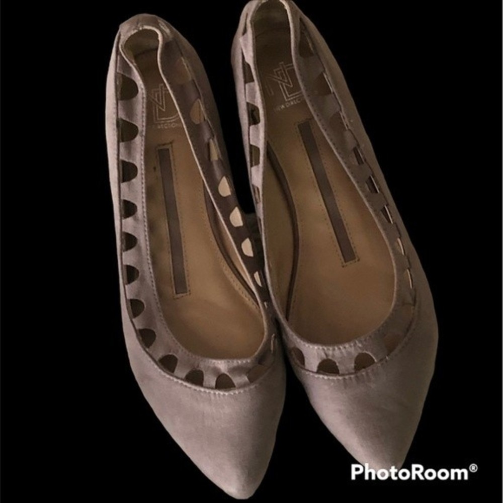 New Directions Taupe Ballet Flats with cutout 7.5